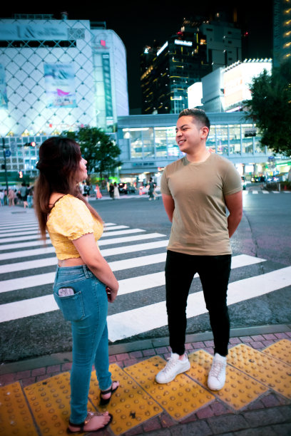 夜间街头交谈的年轻男女肖像图片下载