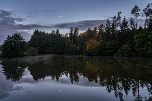 宁静的秋天的早晨图片下载