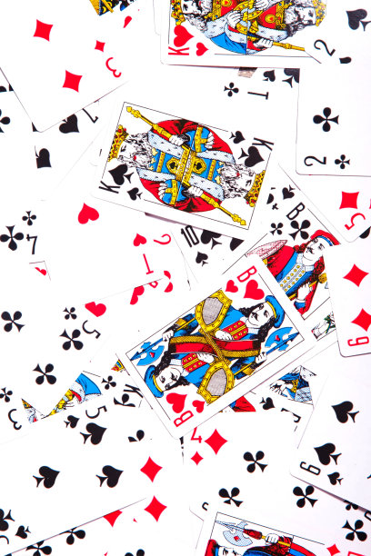 扑克牌散落在桌上图片下载