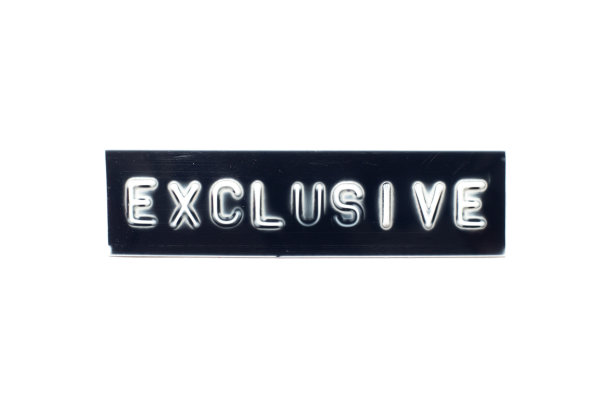 浮雕字母在字独家在黑色旗帜与白色背景图片下载