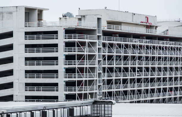 在停车场的后面。图片下载