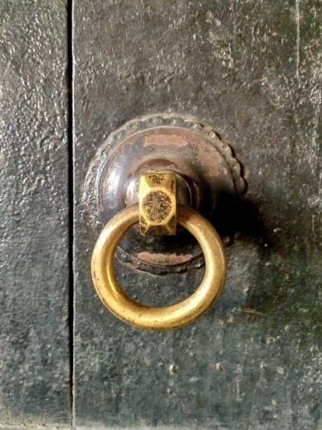 柚木门上的亮黄色黄铜门把手图片下载