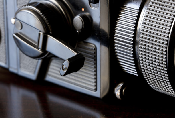 特写，大画幅相机(对焦胶卷通曲柄)，在棕色的桌子上图片下载