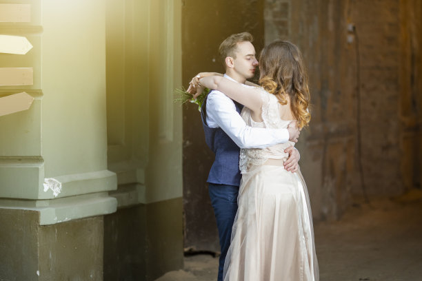 幸福的夫妇在户外拥抱的肖像。水平的形象图片下载