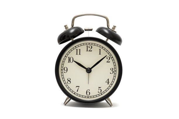 经典的黑色表时钟孤立在一个白色的背景。黑色复古闹钟隔离在白色背景图片下载