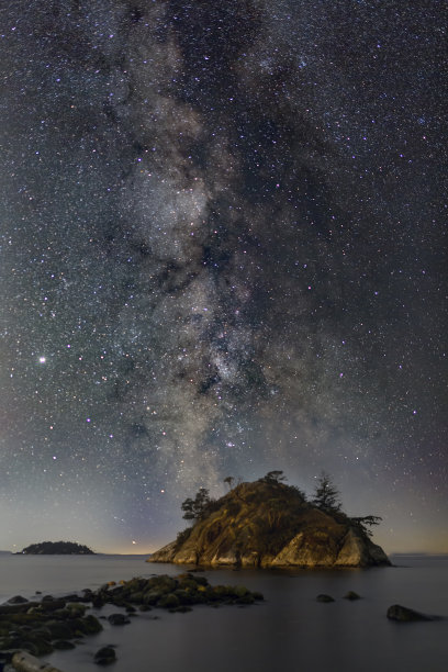 银河在小岛上，Whytecliff公园，西温哥华，BC，加拿大图片下载