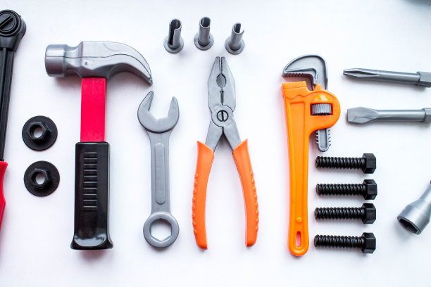 一套白色背景的塑料儿童工具。图片下载