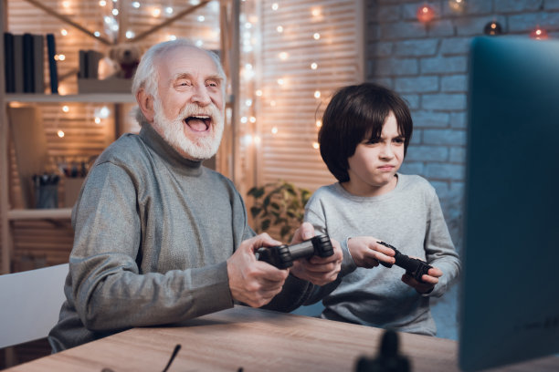 孙子很难过，因为他爷爷打了他。图片下载