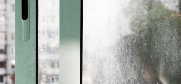 很脏的塑料窗在阳光下，全景图片下载