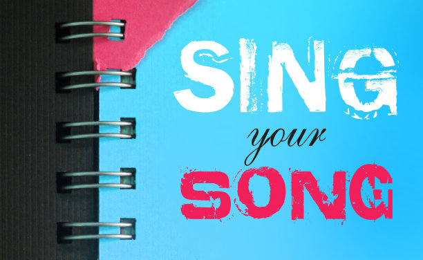唱你的歌词在天蓝色页的copyybok在白色和粉红色。音乐的概念图片下载