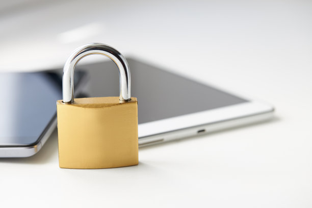 白底挂锁的平板电脑和智能手机。数字数据安全概念。防毒软件概念图片下载