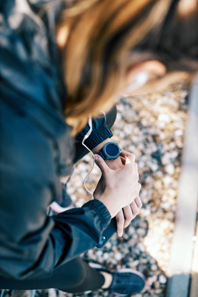 鸟瞰图的女性跑步者在形状站和看手表。图片下载