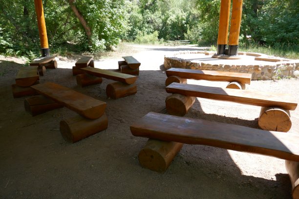 户外的重木家具图片下载