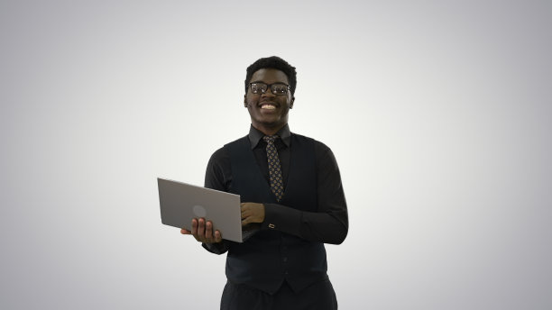 自信的非裔美国商人在笔记本电脑上打字，看图片下载