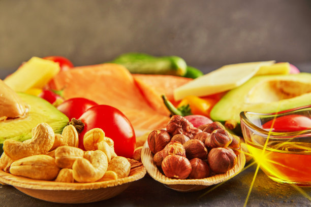 生酮饮食概念：低碳生酮饮食食物组合，绿色蔬菜、坚果、鱼片、樱桃番茄，健康食物概念图片下载