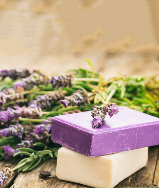 肥皂阻止薰衣草特写。天然草本美容产品图片下载