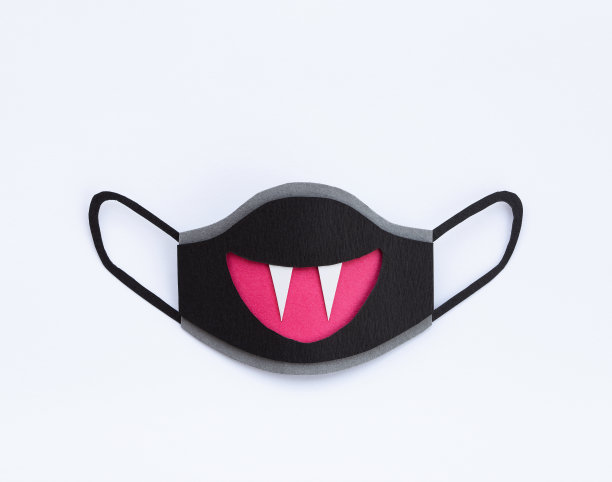 白色背景上带着吸血鬼微笑的纸面具图片下载