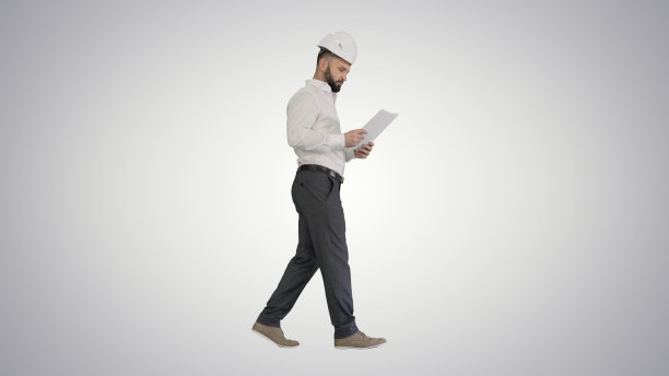 男工地承包商工程师戴着安全帽走着，看着图片下载