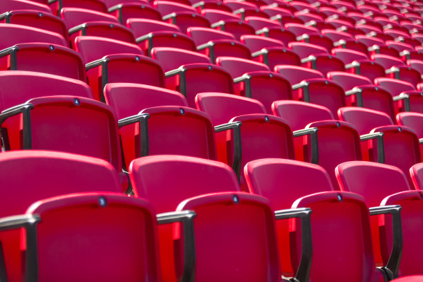 在Covid - 19流感季节，体育场的座位空无一人图片下载