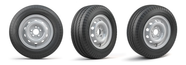 在白色背景上隔离的货车和卡车轮胎的一组汽车轮子。图片下载