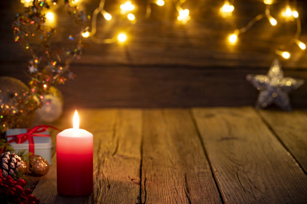 圣诞背景是红烛和礼物，乡野的旧木头上的小玩意图片下载