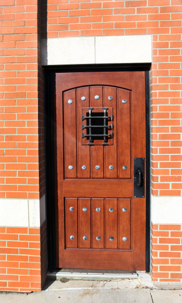 老式橡木门，窗户上有铁栏杆。垂直的。图片下载