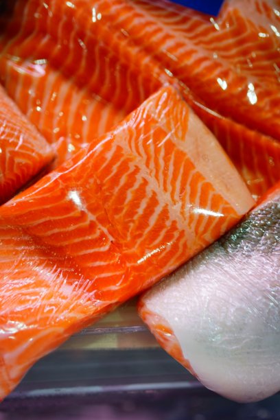 塑料包装的新鲜鲑鱼图片下载