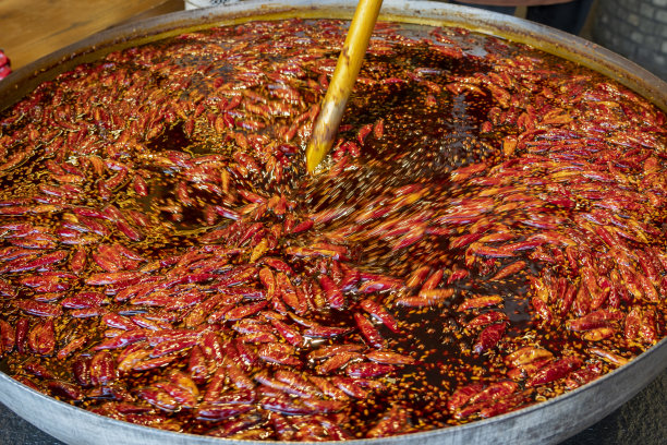 美味的麻辣火锅，里面有很多辣椒图片下载