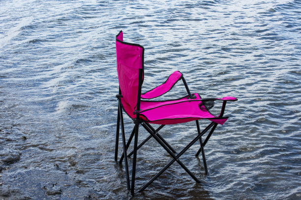 海滩上的露营椅图片下载