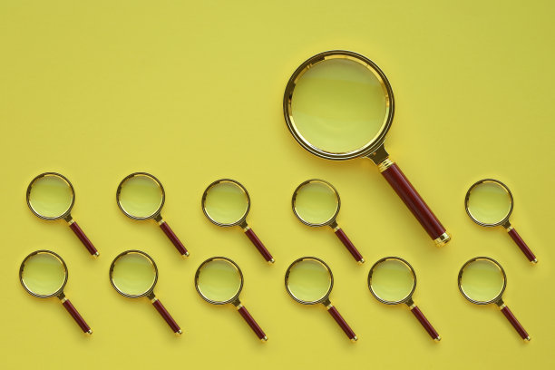 在黄色背景上提取放大镜图案素材图片