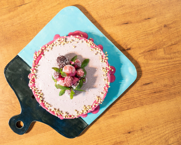 近距离照片的无麸素水果蛋糕与黑莓和坚果图片下载