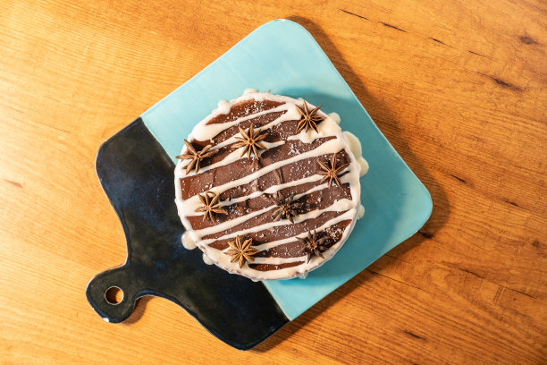 近距离照片的无麸素水果蛋糕与八角和巧克力图片下载