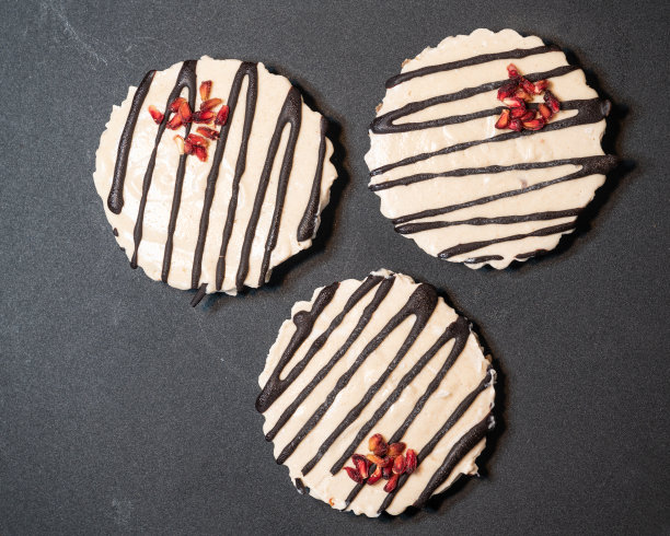 近距离照片的无麸素水果蛋糕与石榴和巧克力图片下载