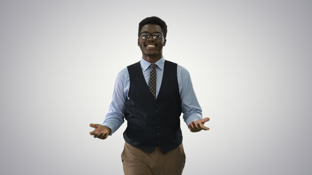 一位年轻的非洲裔美国商人走过来，一边打手势，一边说话图片下载
