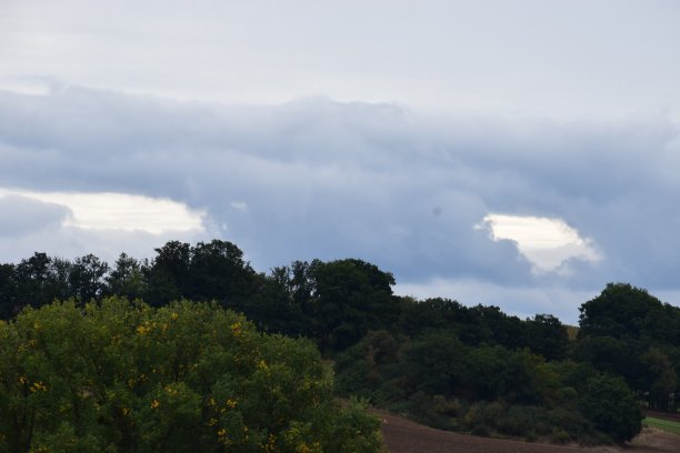 秋山之上的乌云图片下载