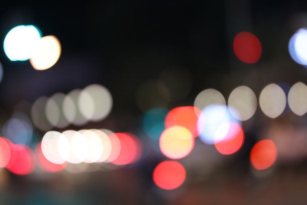 抽象模糊的虚景美丽的城市景观夜光视图为您的背景。模糊的城市抽象的交通背景，灯光下的汽车在夜晚的时间背景，散景。图片下载