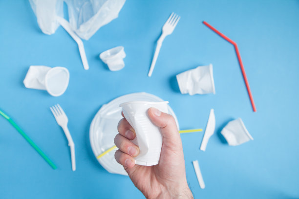 手握塑料杯。没有塑料图片下载