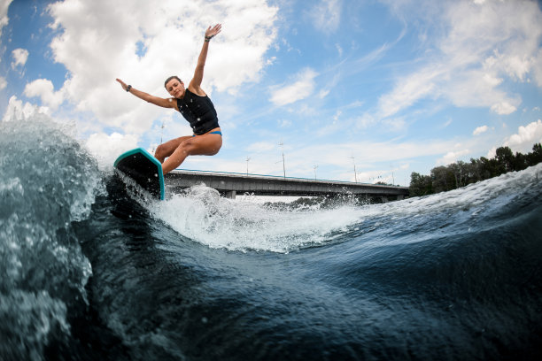 运动健将熟练地在河上的滑板上滑行图片下载