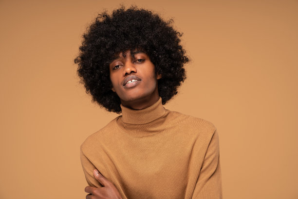 英俊的非洲男人的肖像。图片下载