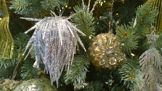 老式圣诞节装饰品。金光闪闪的银球，云杉树枝。传统的圣诞装饰。新年快乐。冬季装饰品的节日装饰。工艺的想法。冬天的背景。图片下载