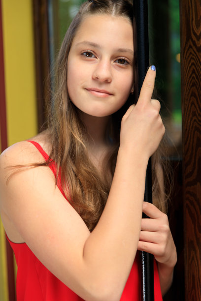 黄色有轨电车里穿着红裙子的漂亮女孩图片下载