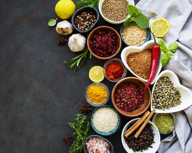 各种香料在一个碗上黑色图片下载