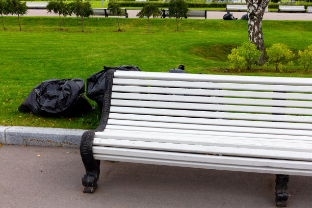公园空木凳旁的黑色塑料袋图片下载