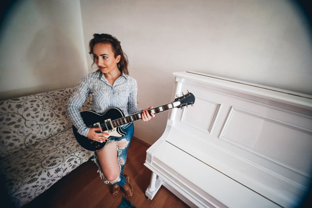 女人弹吉他图片下载