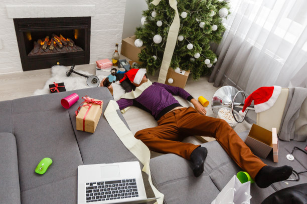 圣诞晚会后一个睡在沙发上的男人。图片下载