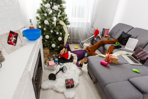 在家参加完圣诞派对的男人图片下载