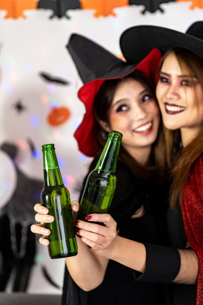 亚洲妇女在万圣节庆祝欢呼图片下载