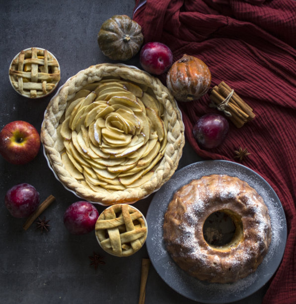 餐桌上的各种苹果派，秋季菜单创意图片下载