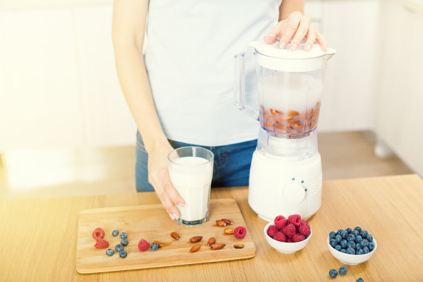 准备排毒水果奶昔在搅拌机图片下载
