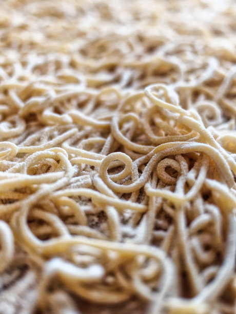特写意大利面自制生面食在木板俯视图图片下载